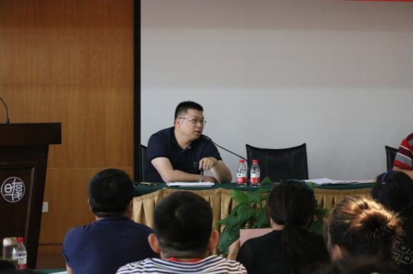 上海员工会会长杨觅宇发言